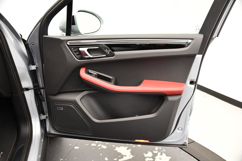 Used 2025 Porsche Macan Turbo image 48