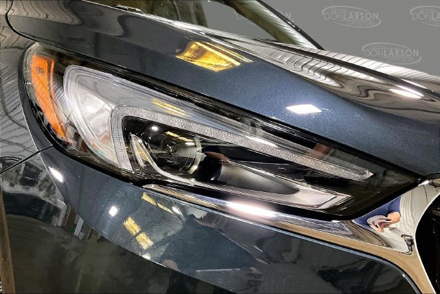 Used 2021 Buick Enclave Premium w/ Sun and Sites Package AWD/4WD image 4