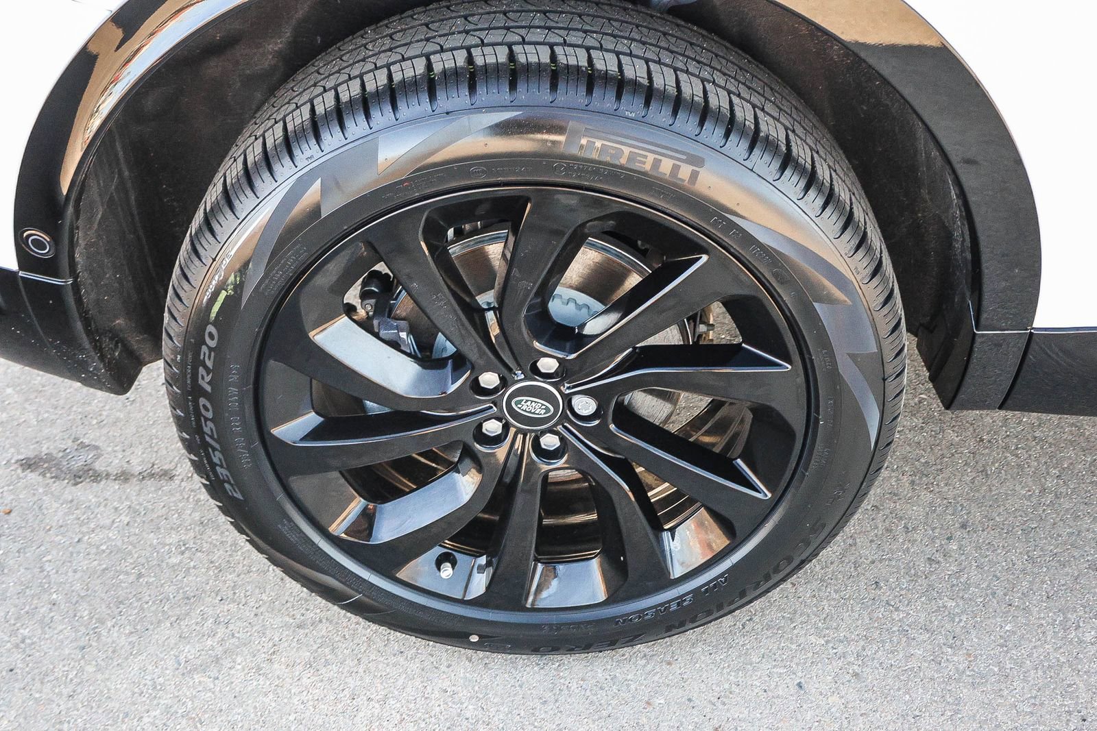 New 2025 Land Rover Discovery Sport Dynamic SE image 13