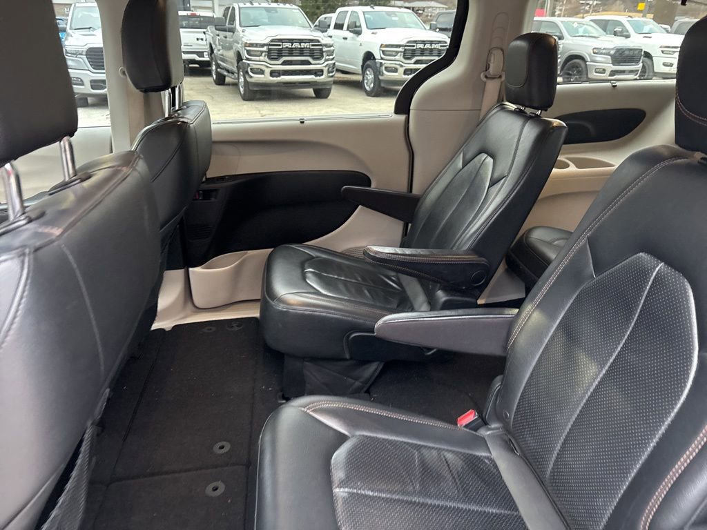 Used 2018 Chrysler Pacifica Touring-L image 13