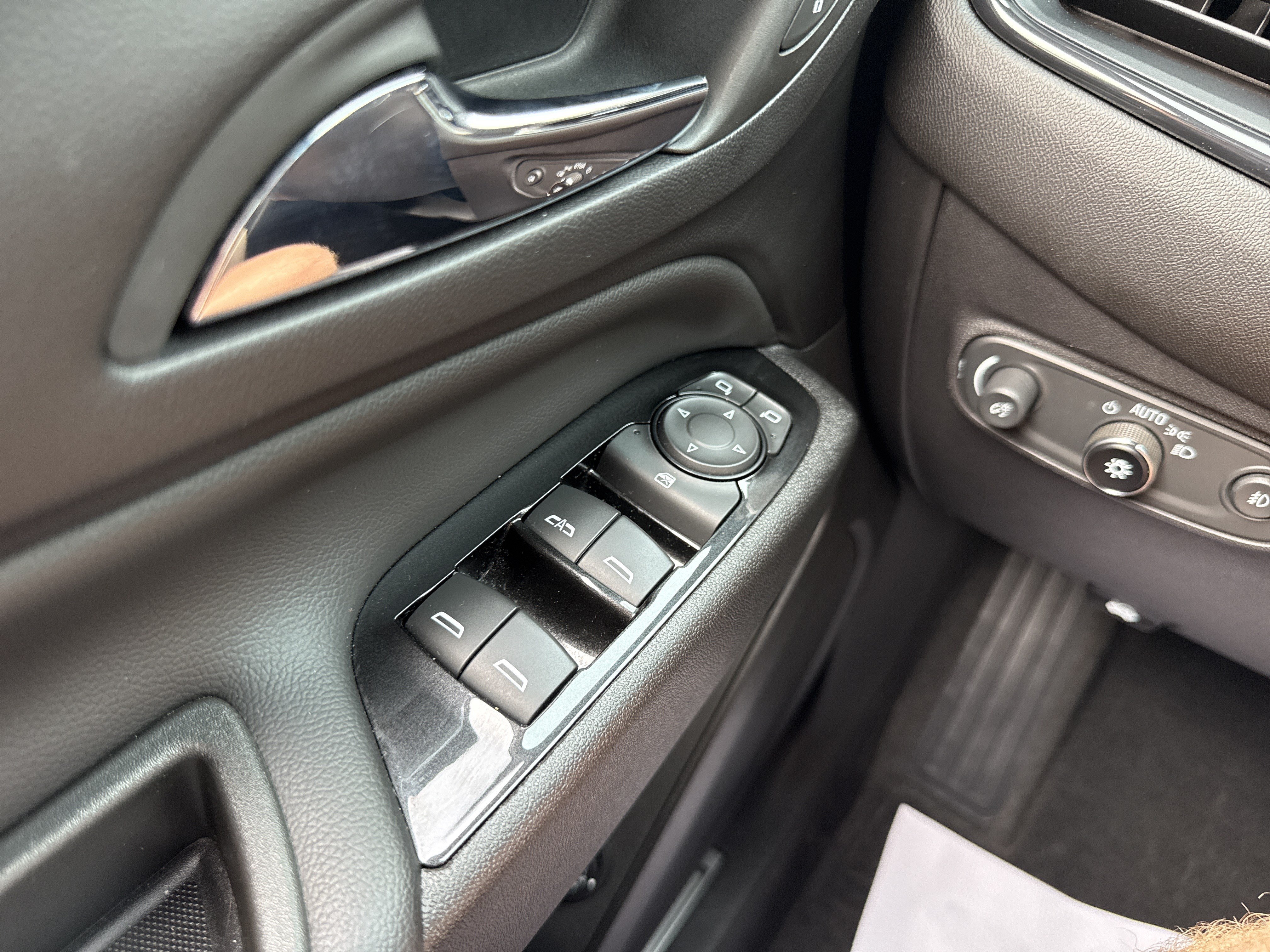 Used 2023 Chevrolet Equinox Premier AWD/4WD image 19