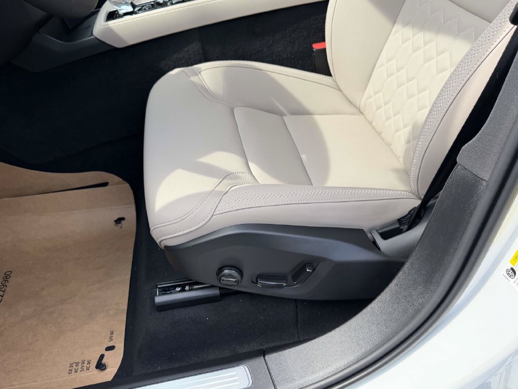 New 2026 Volvo XC90 B6 Plus w/ Protection Package Premier AWD/4WD image 16