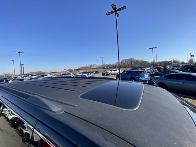 Used 2016 Chevrolet Suburban LT w/ Luxury Package image 12