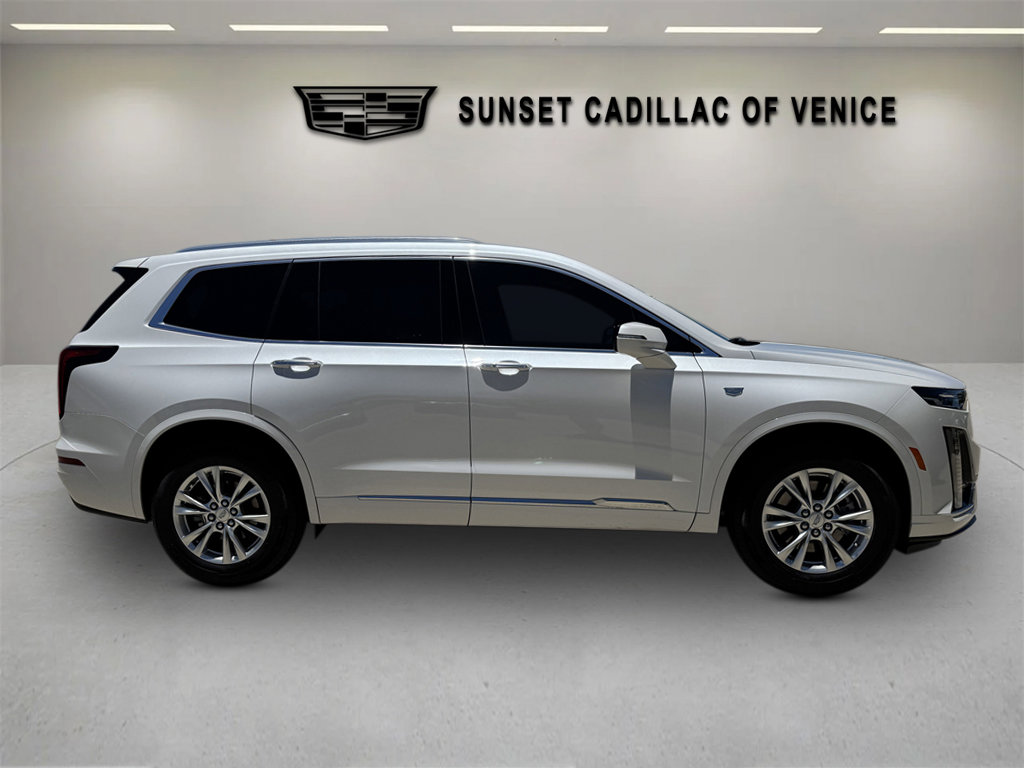 New 2025 Cadillac XT6 Luxury image 2