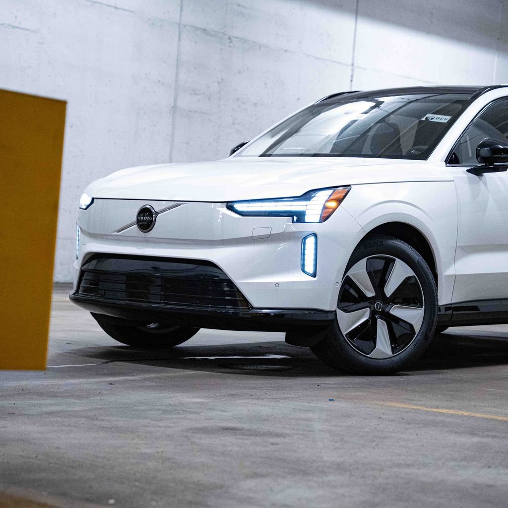 New 2026 Volvo EX90 Plus AWD/4WD image 2