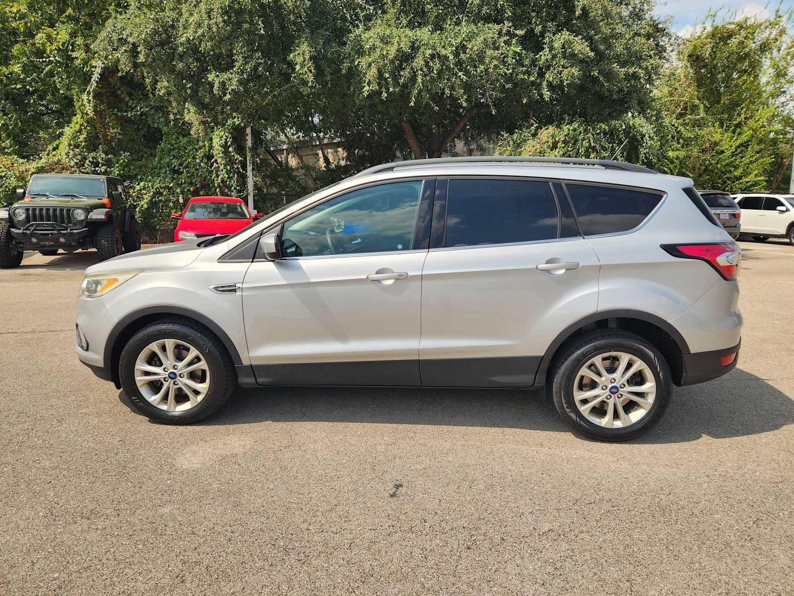 Used 2018 Ford Escape SE w/ SE Sync 3 Package FWD image 4
