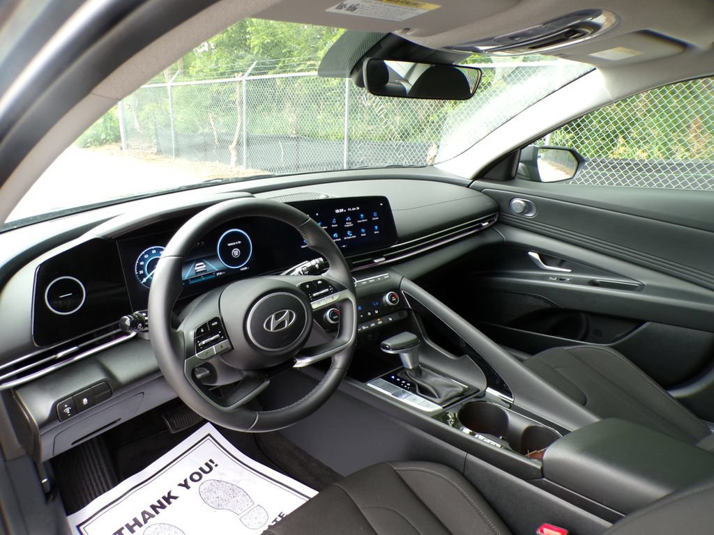 Certified 2025 Hyundai Elantra SEL FWD image 11