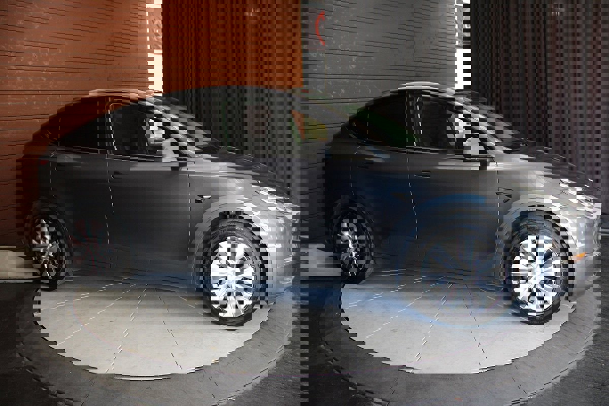 Used 2023 Tesla Model Y Long Range image 16