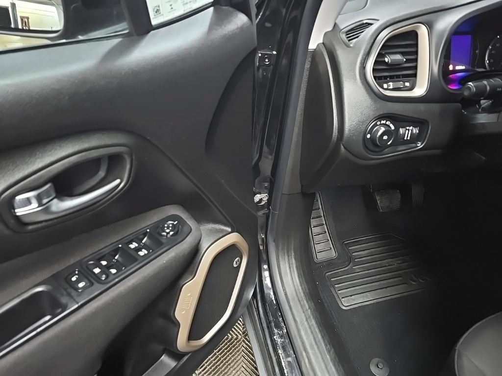 Used 2016 Jeep Renegade Latitude w/ Cold Weather Group AWD/4WD image 30