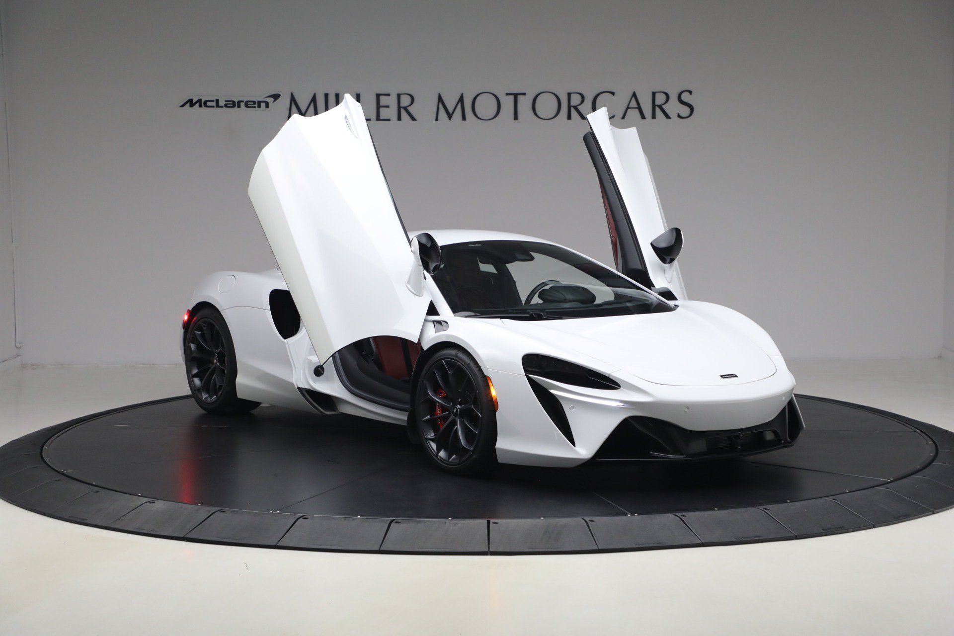 Used 2023 McLaren Artura RWD image 20