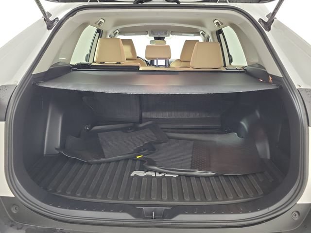Used 2021 Toyota RAV4 LE AWD/4WD image 10