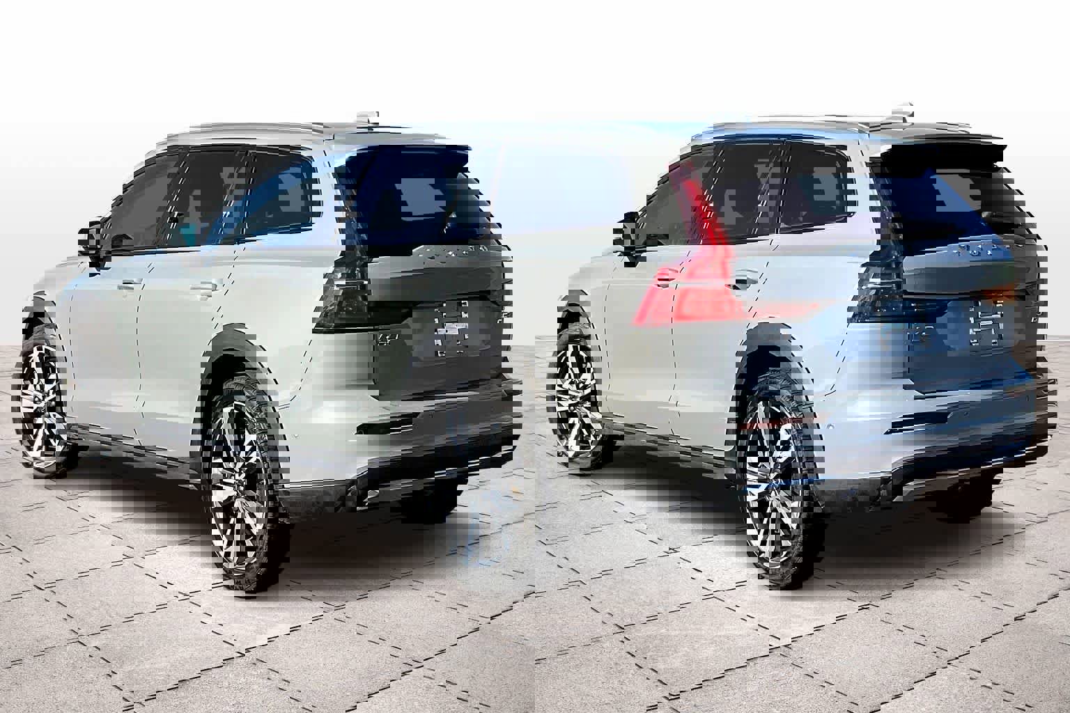 Used 2024 Volvo V60 B5 Cross Country Plus image 15