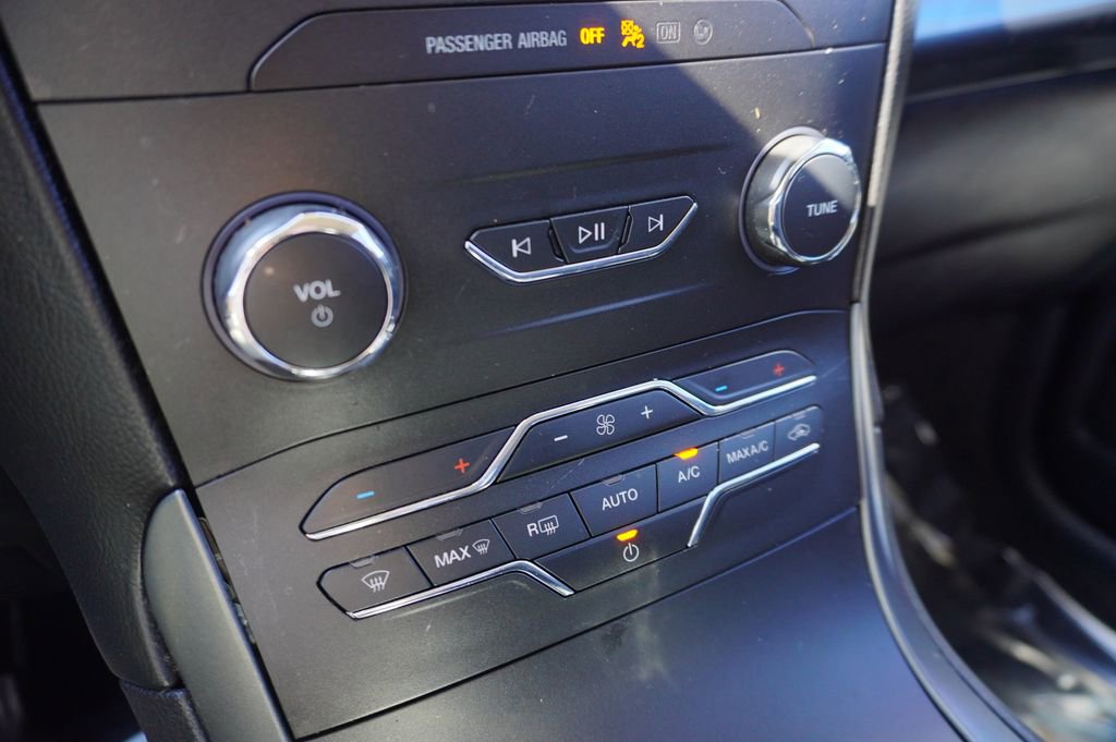 Used 2020 Ford Edge SE image 17