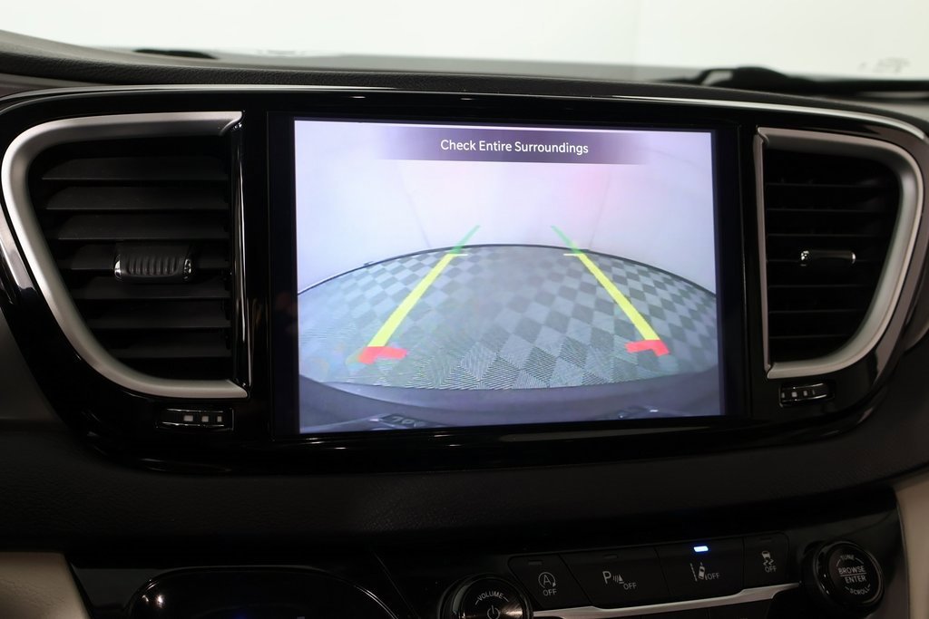 Used 2023 Chrysler Pacifica Touring-L image 6