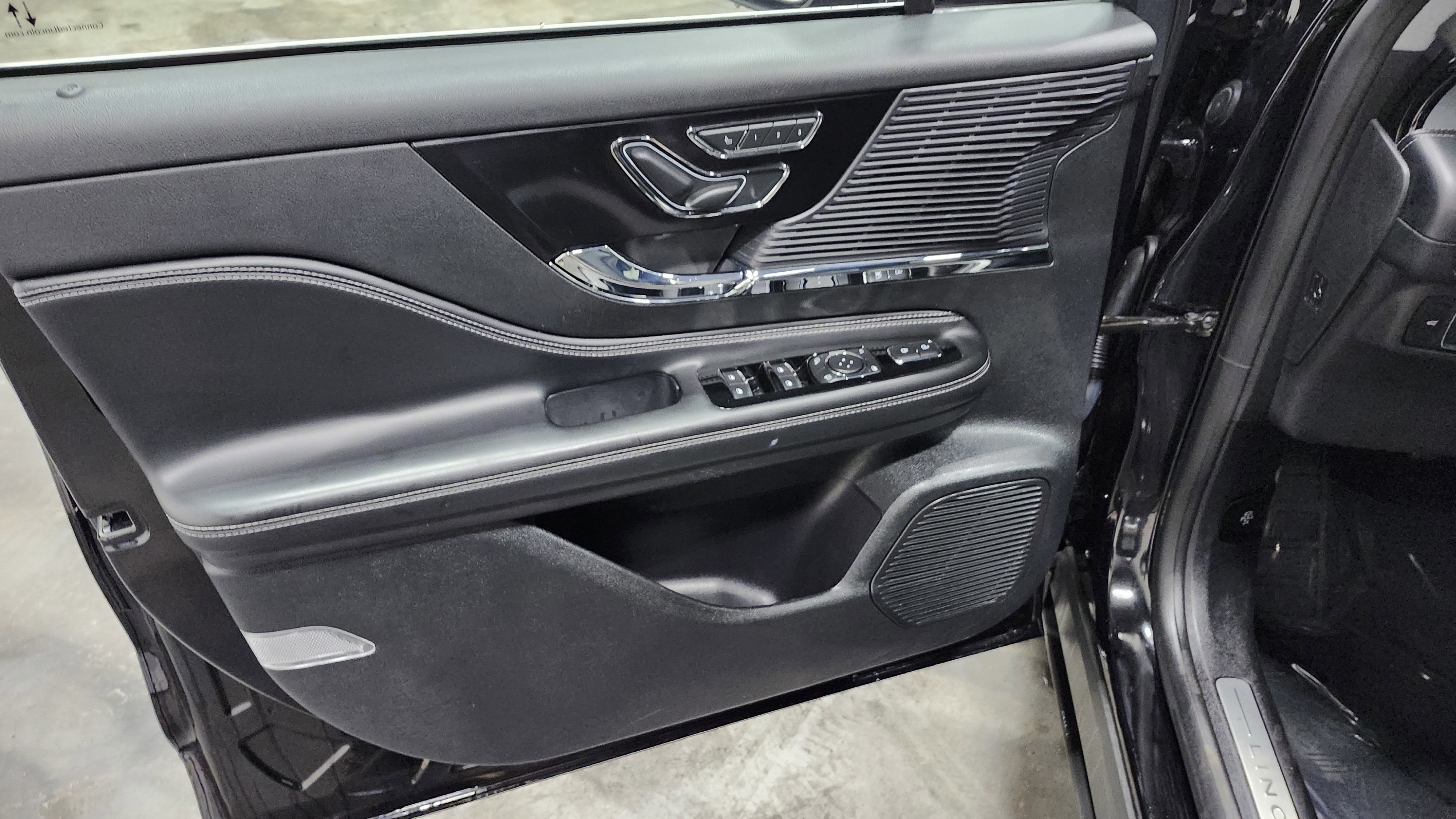 Used 2021 Lincoln Corsair AWD w/ Premium Package image 26