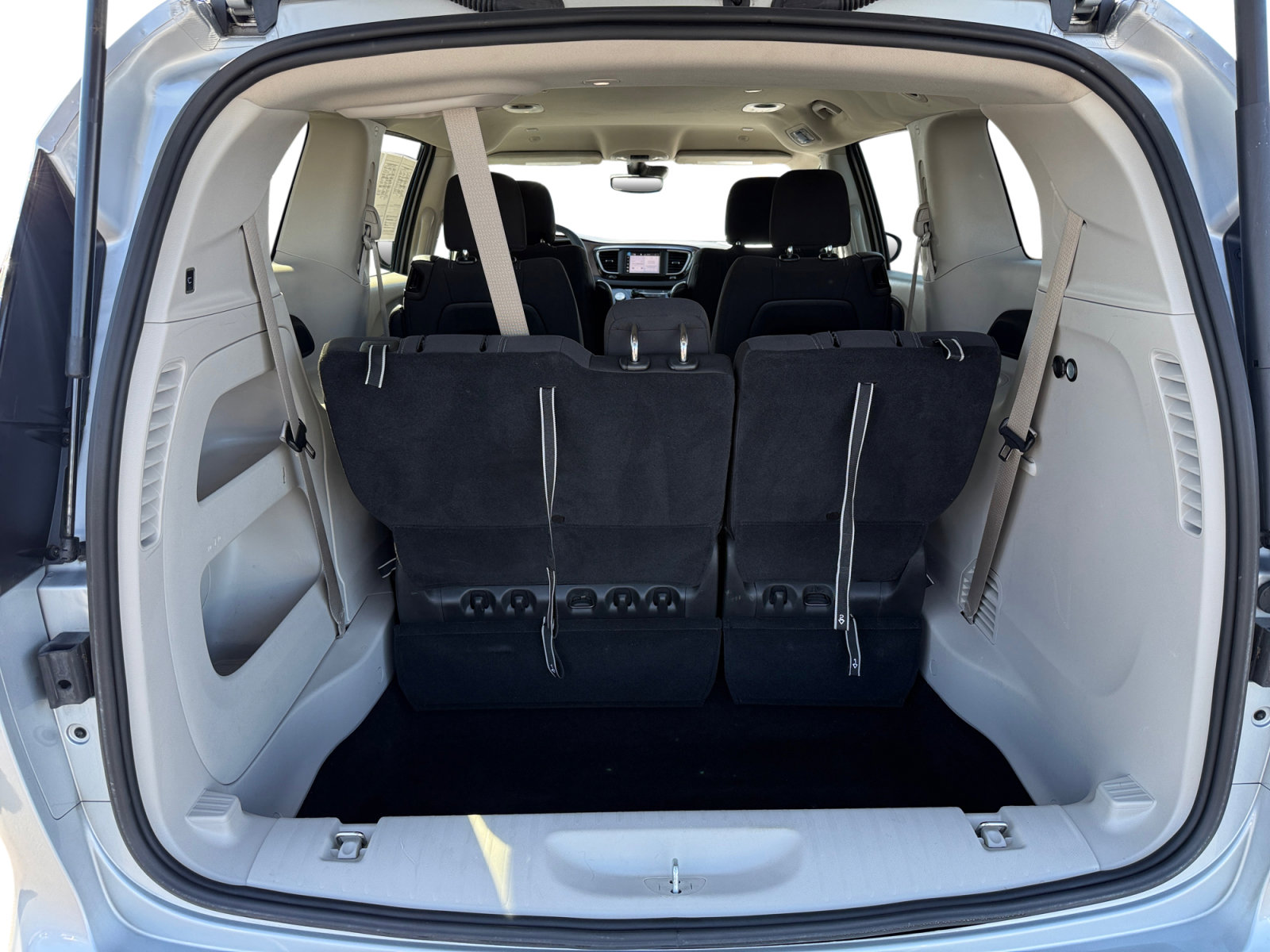 Used 2023 Chrysler Voyager LX image 17