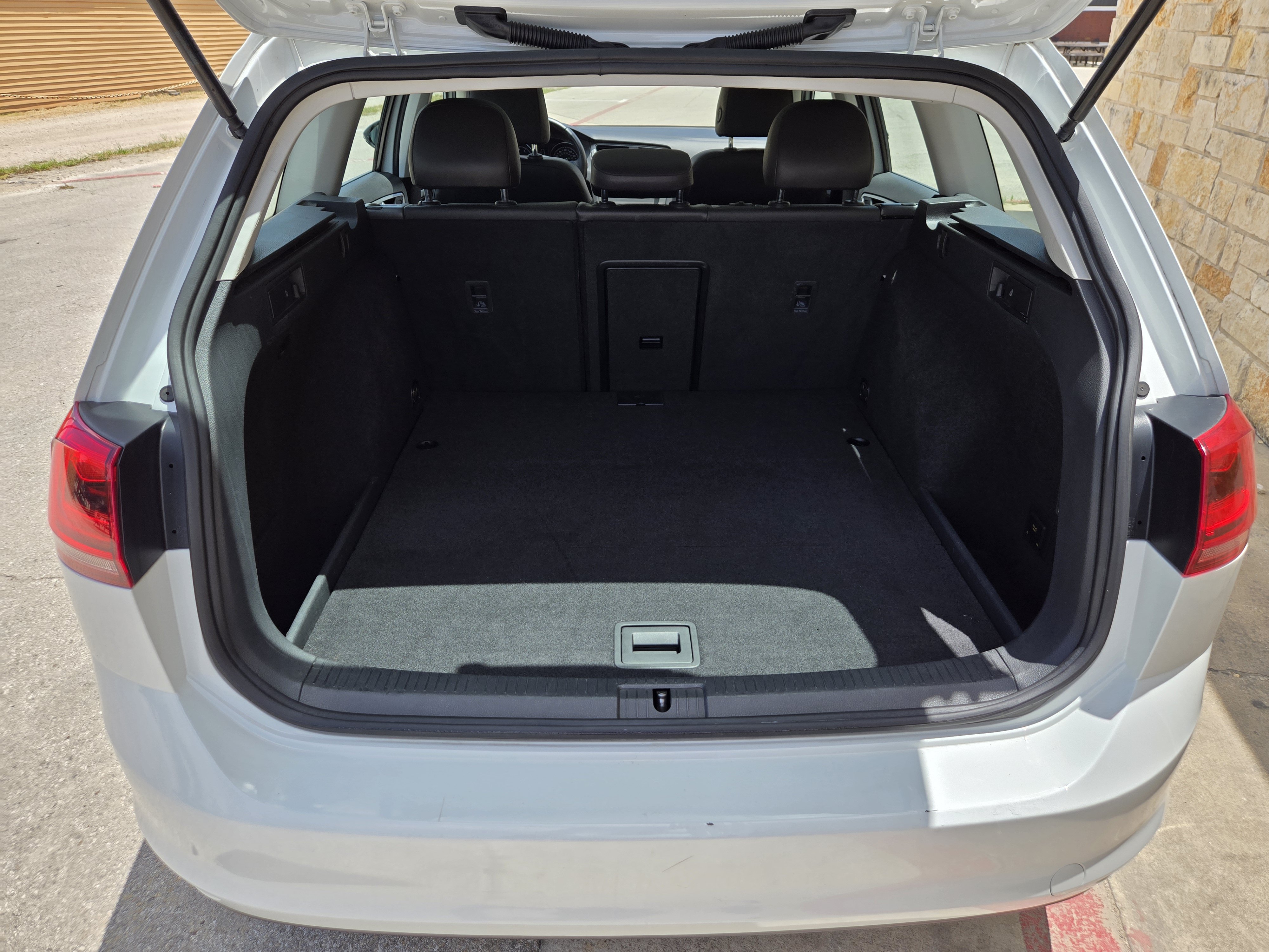 Used 2015 Volkswagen Golf SE w/ Lighting Package FWD image 17