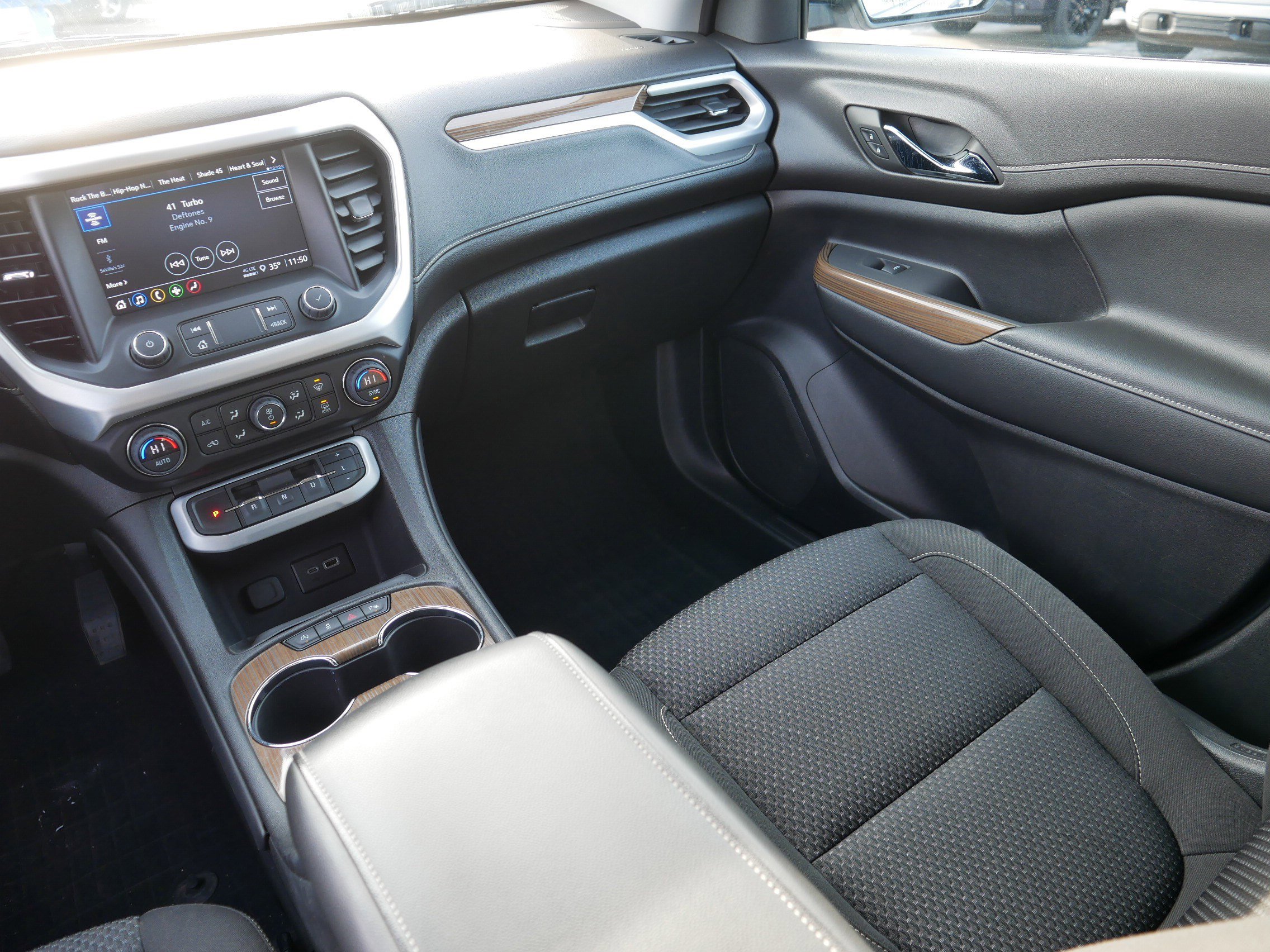 Used 2023 GMC Acadia SLE w/ Driver Convenience Package image 11