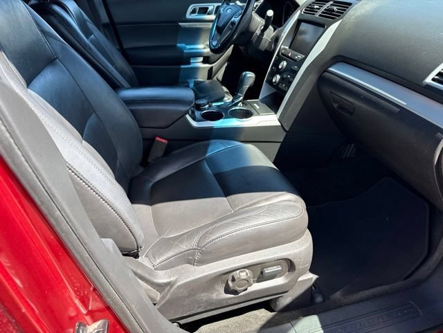 Used 2014 Ford Explorer XLT w/ Equipment Group 202A AWD/4WD image 25