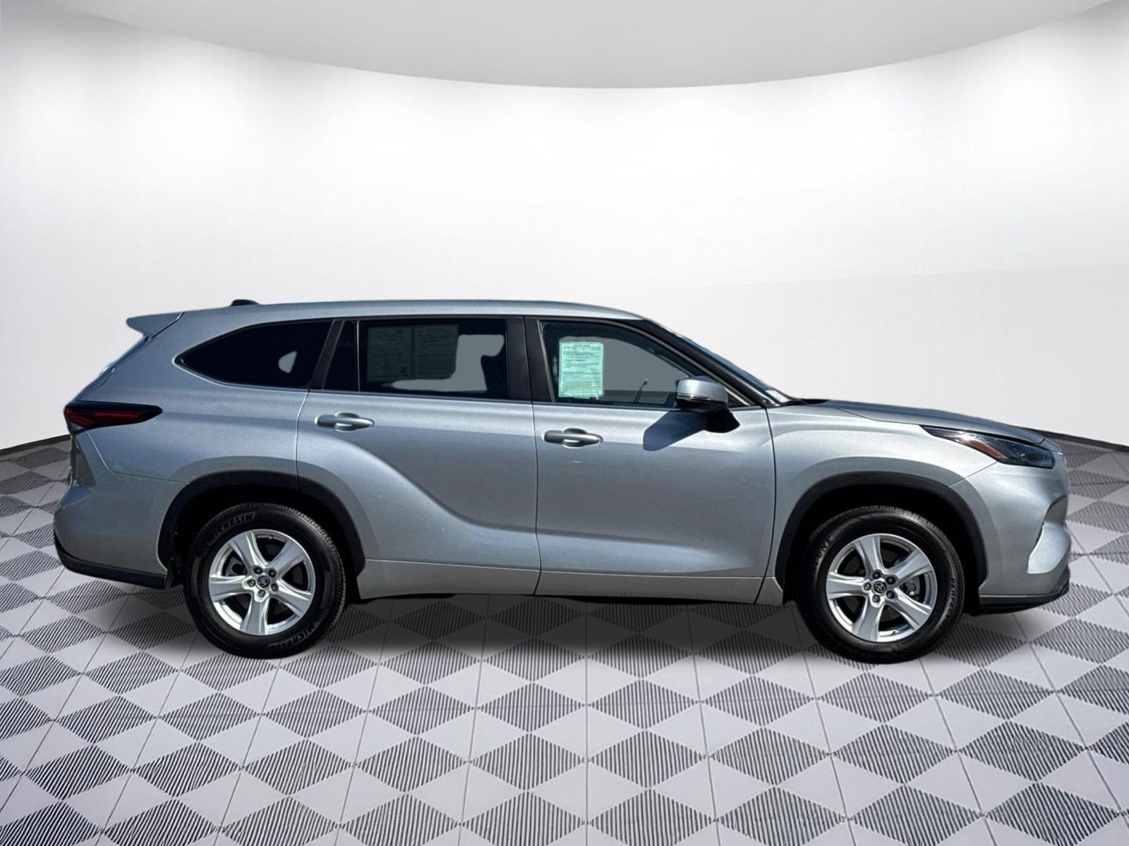 Used 2025 Toyota Highlander LE FWD image 8