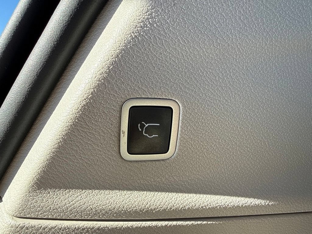 Used 2021 Chrysler Pacifica Touring w/ Uconnect Theater Family Group FWD image 9
