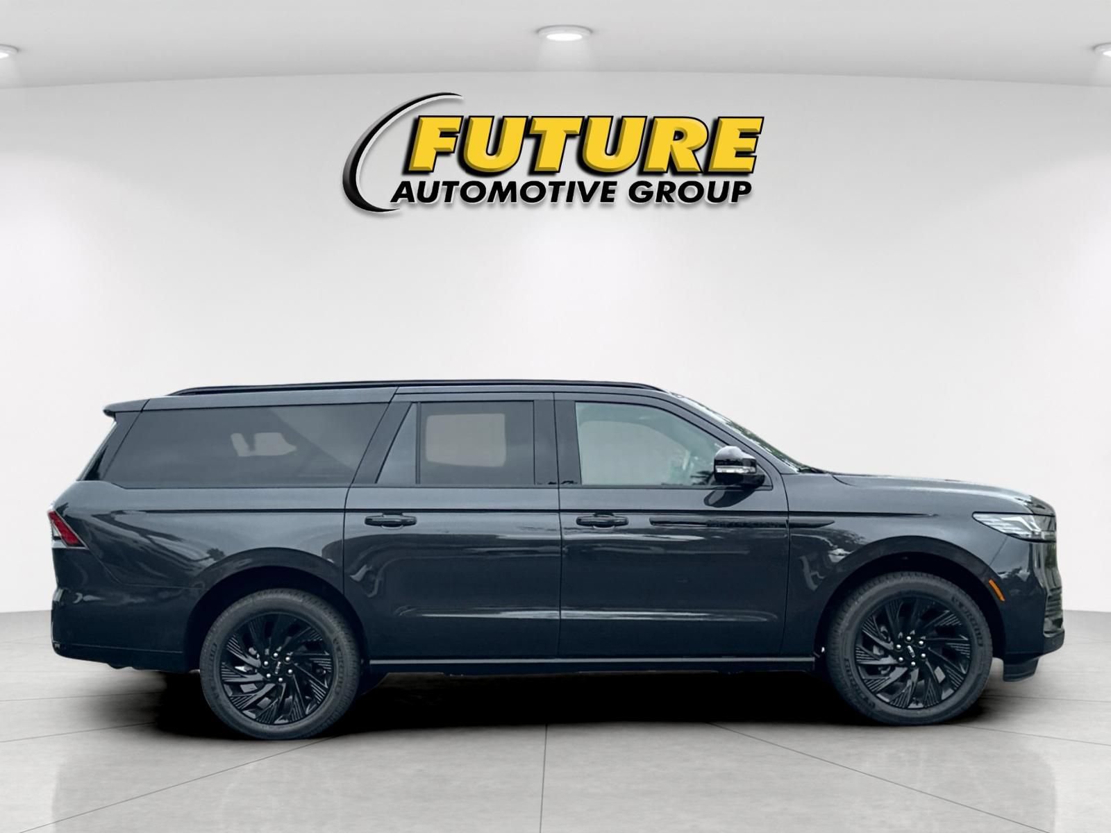 New 2026 Lincoln Navigator L Reserve w/ Jet Appearance Package AWD/4WD image 2