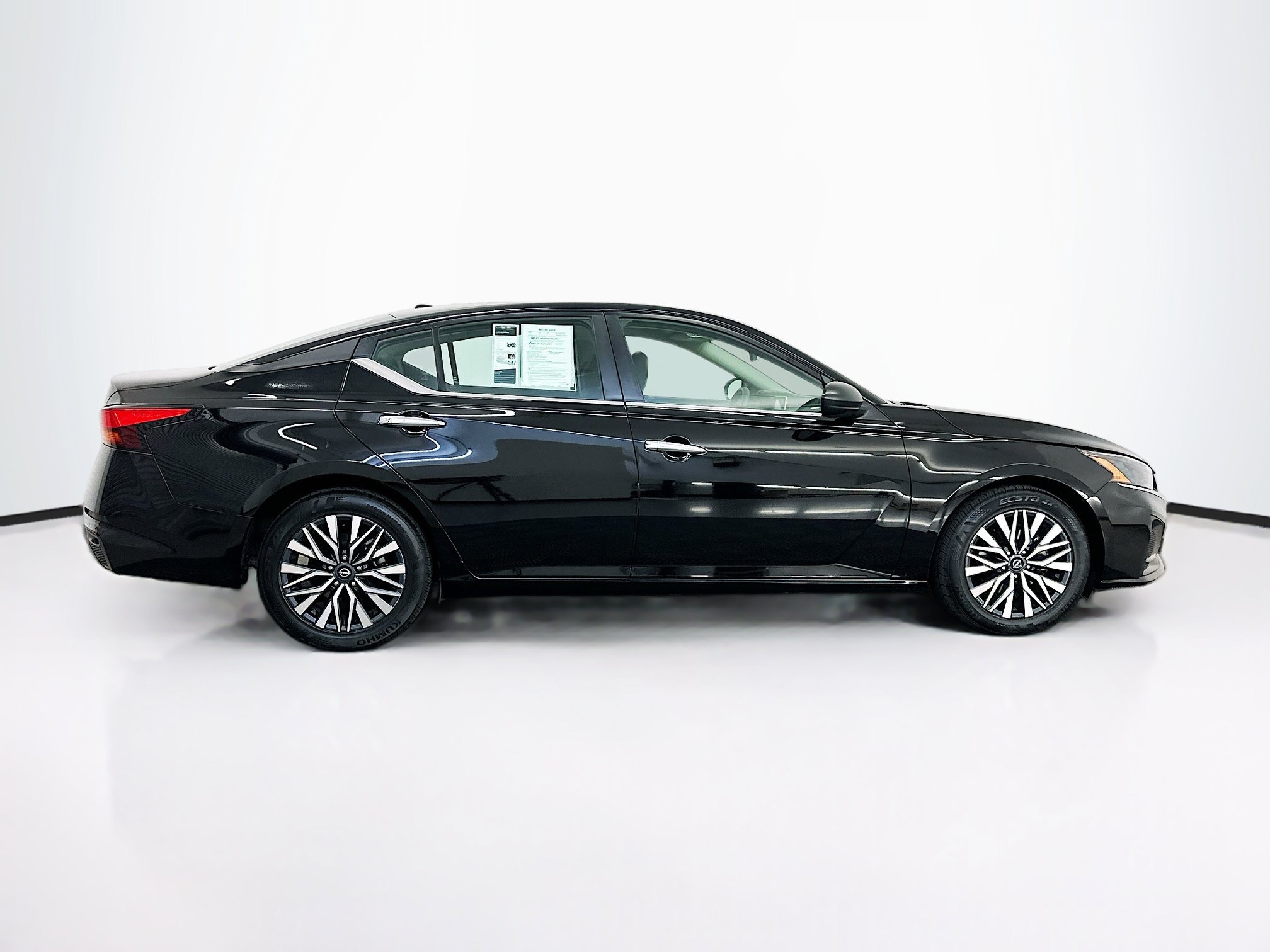 Used 2025 Nissan Altima 2.5 SV FWD image 10