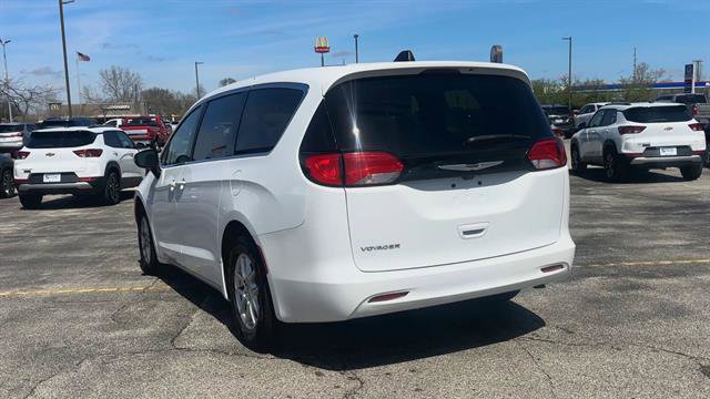 Used 2022 Chrysler Voyager LX FWD image 7