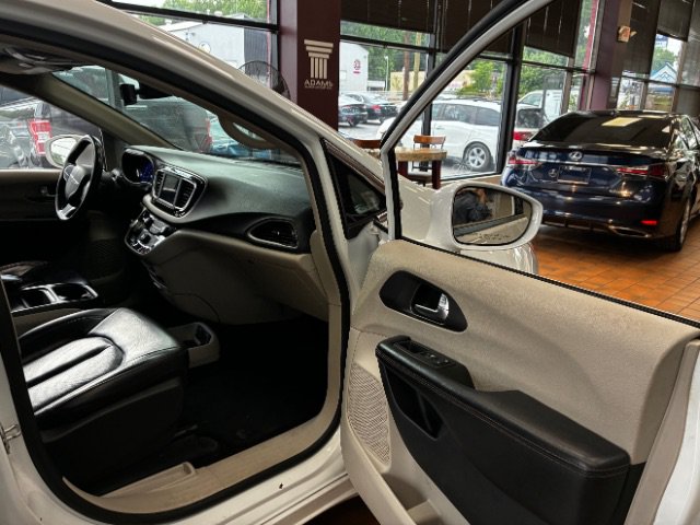 Used 2020 Chrysler Pacifica Touring-L FWD image 34