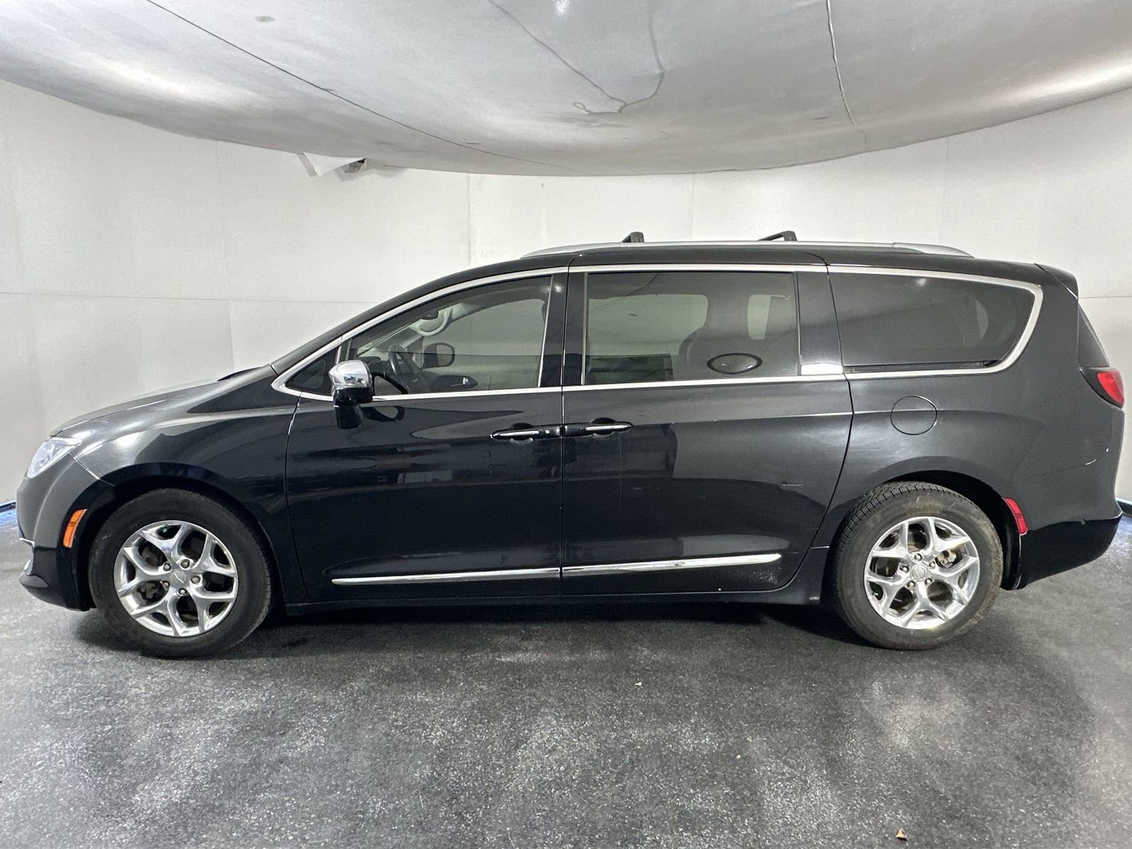 Used 2018 Chrysler Pacifica Limited image 9