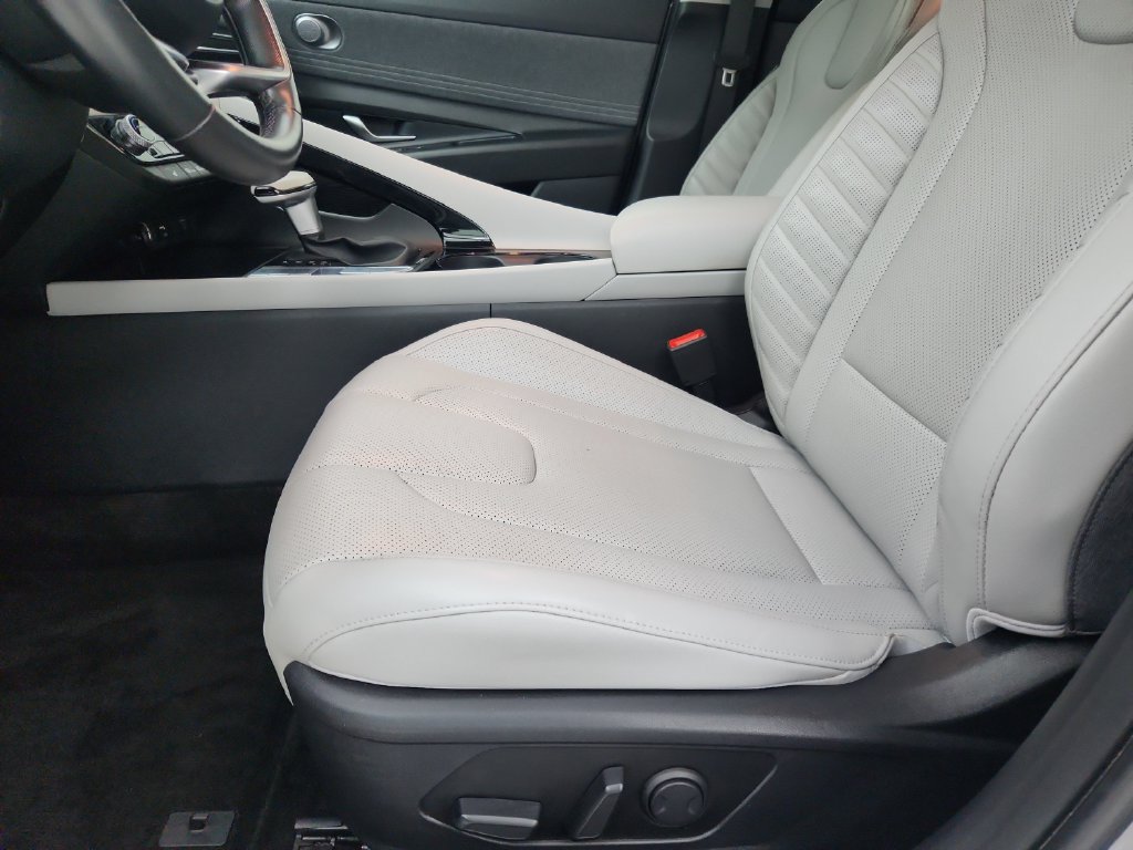 Used 2025 Hyundai Elantra Limited FWD image 21