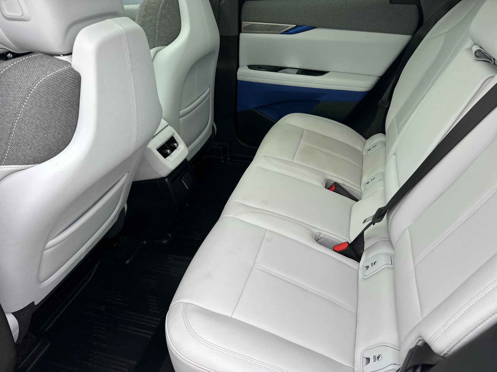 Used 2025 Cadillac Optiq Sport 1 w/ LPO, ONYX Package image 11