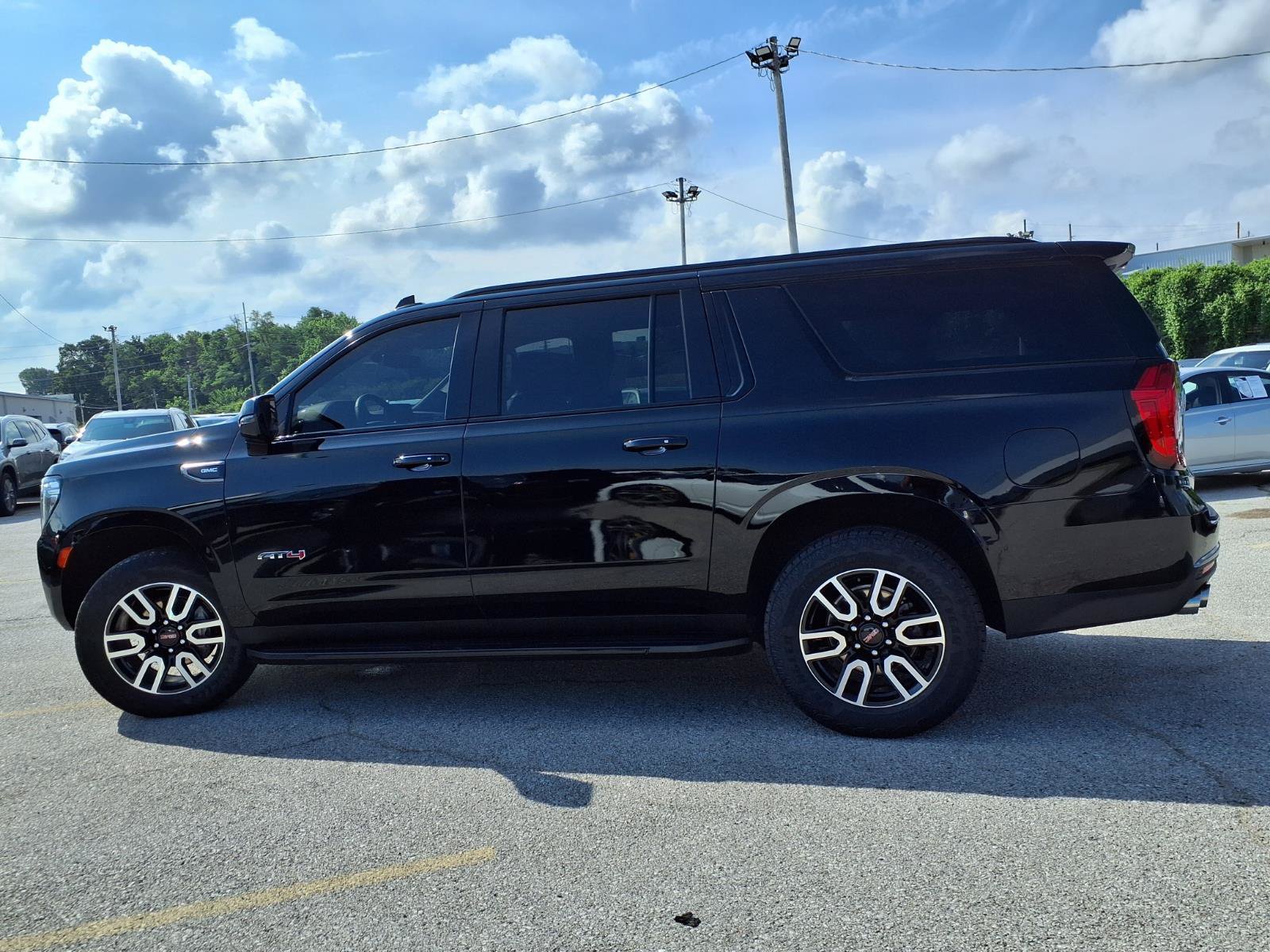Used 2024 GMC Yukon XL AT4 AWD/4WD image 39