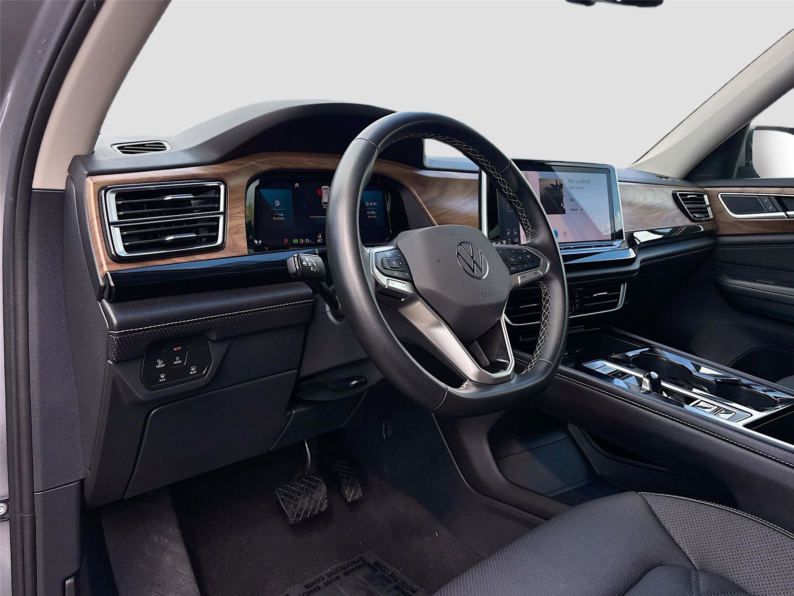 Used 2025 Volkswagen Atlas SE FWD image 9