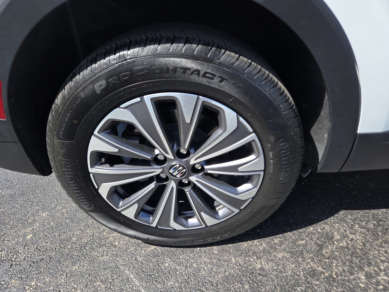 Certified 2025 Buick Envision Preferred AWD/4WD image 42