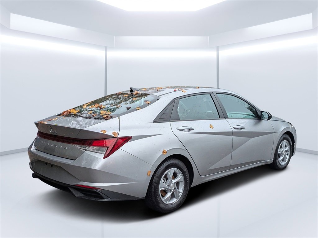 Used 2023 Hyundai Elantra SE w/ Cargo Package image 3