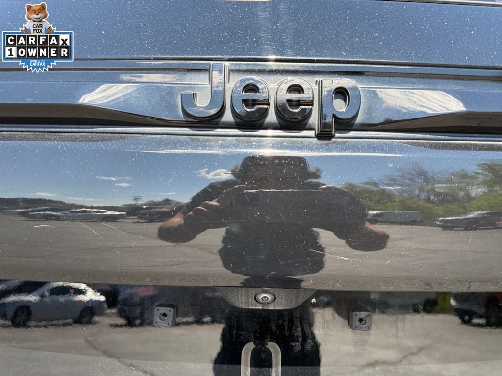 Used 2023 Jeep Grand Cherokee Limited w/ Black Appearance Package AWD/4WD image 17