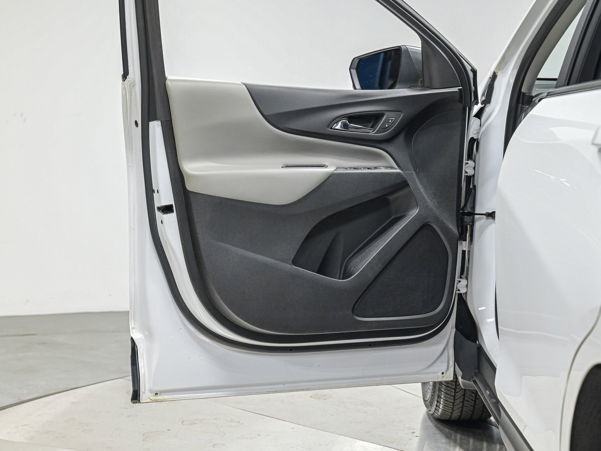 Used 2024 Chevrolet Equinox LS w/ LS Convenience Package image 12