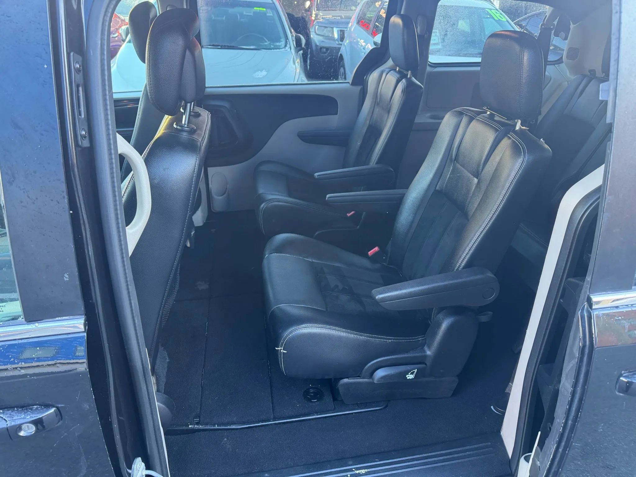 Used 2017 Dodge Grand Caravan SXT image 24