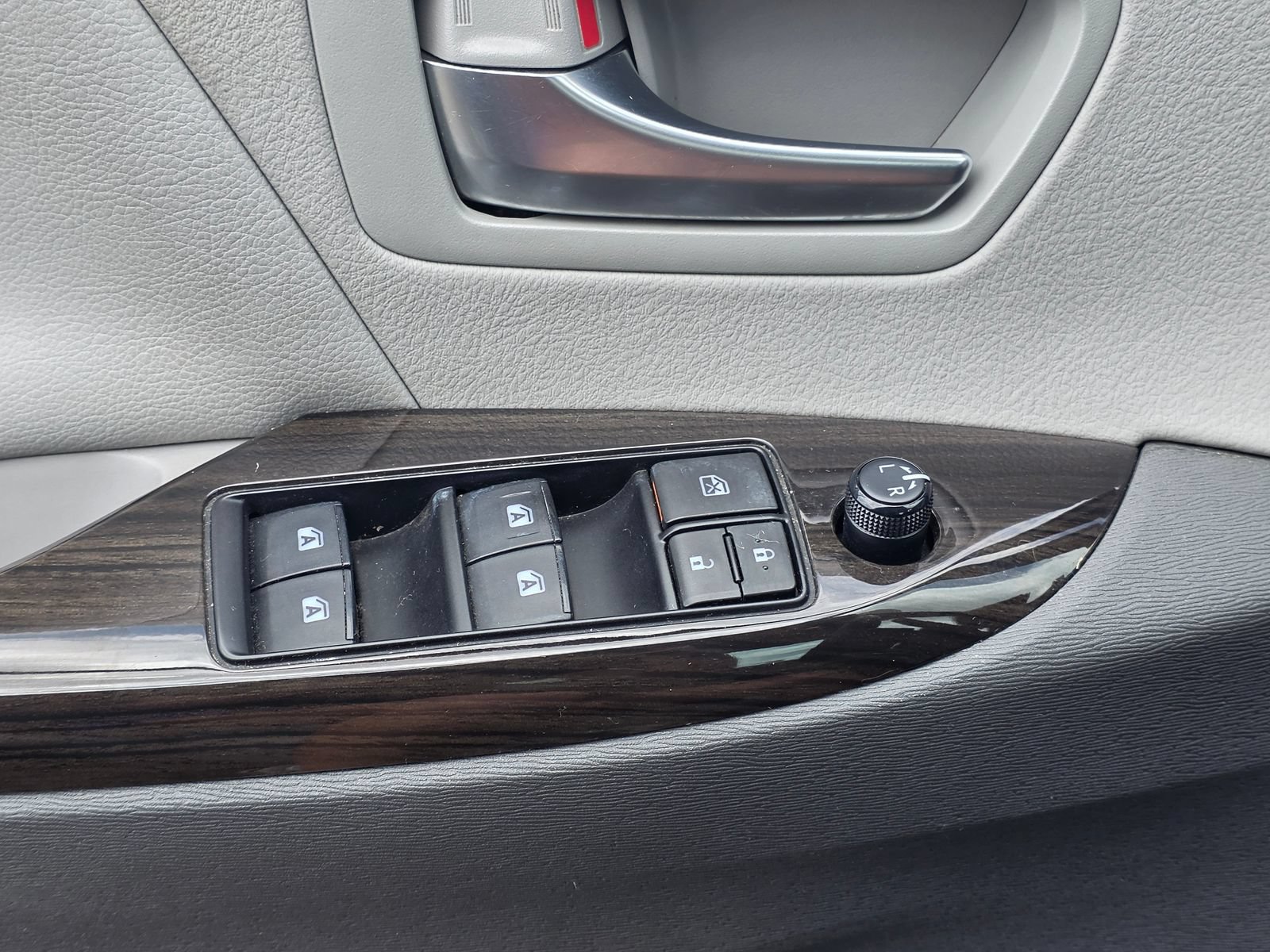 Used 2018 Toyota Sienna XLE w/ XLE Navigation Package FWD image 23