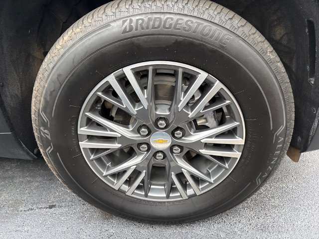 Used 2025 Chevrolet Traverse LT FWD image 2