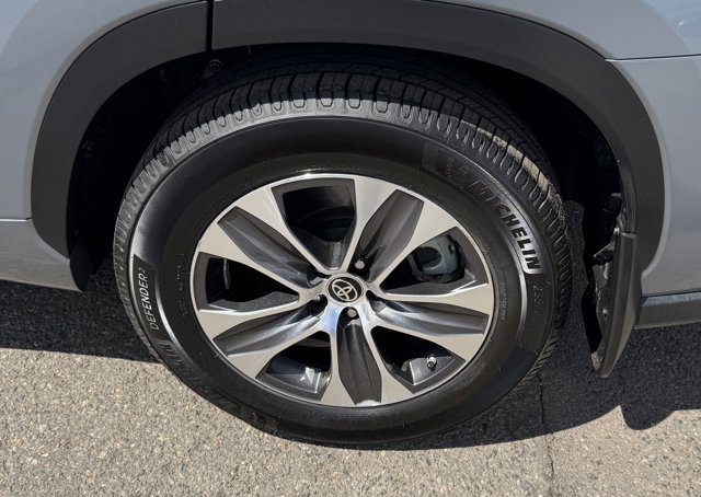 Used 2022 Toyota Highlander XLE AWD/4WD image 9