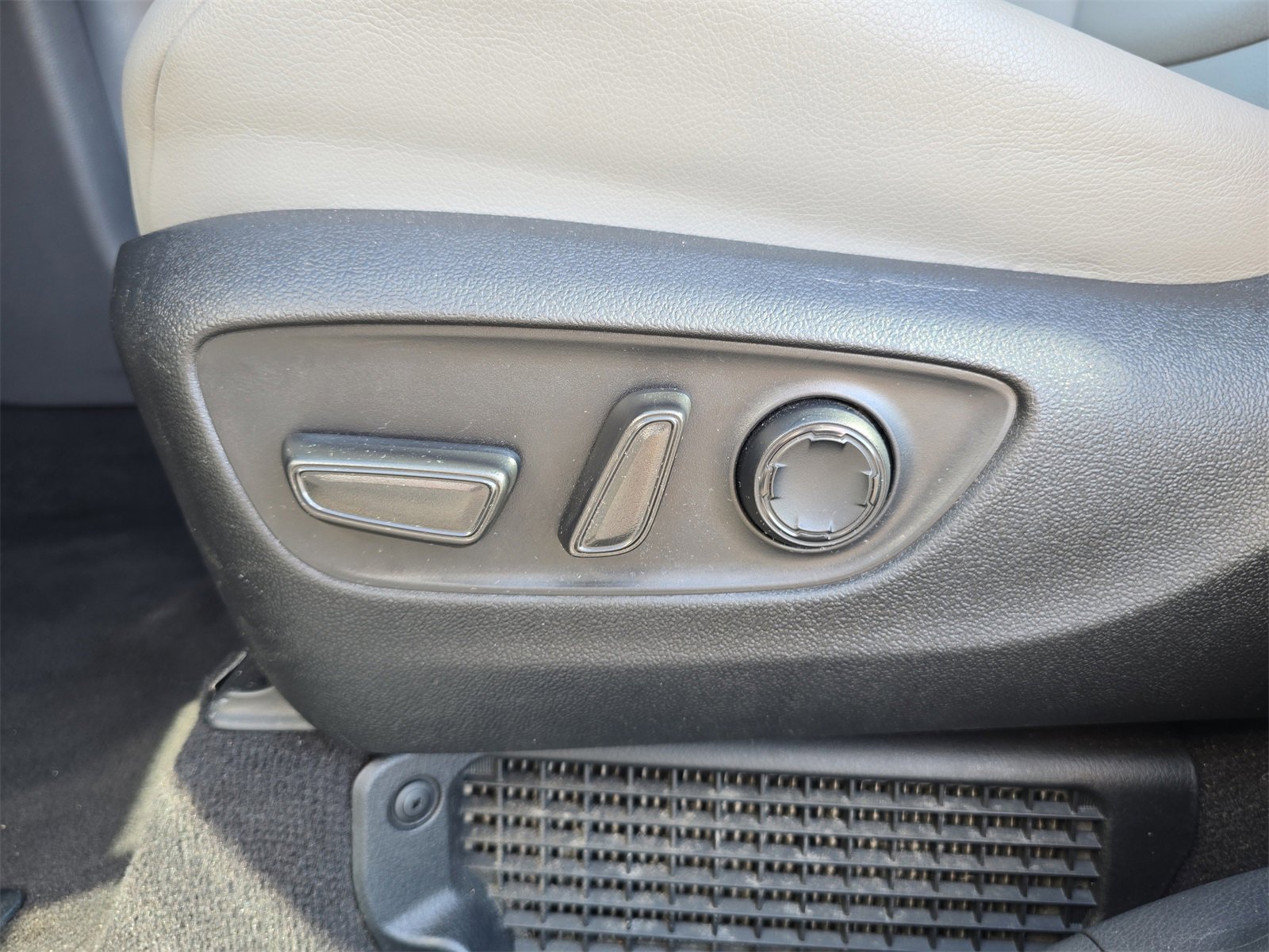 Used 2024 Toyota Sienna XLE image 16