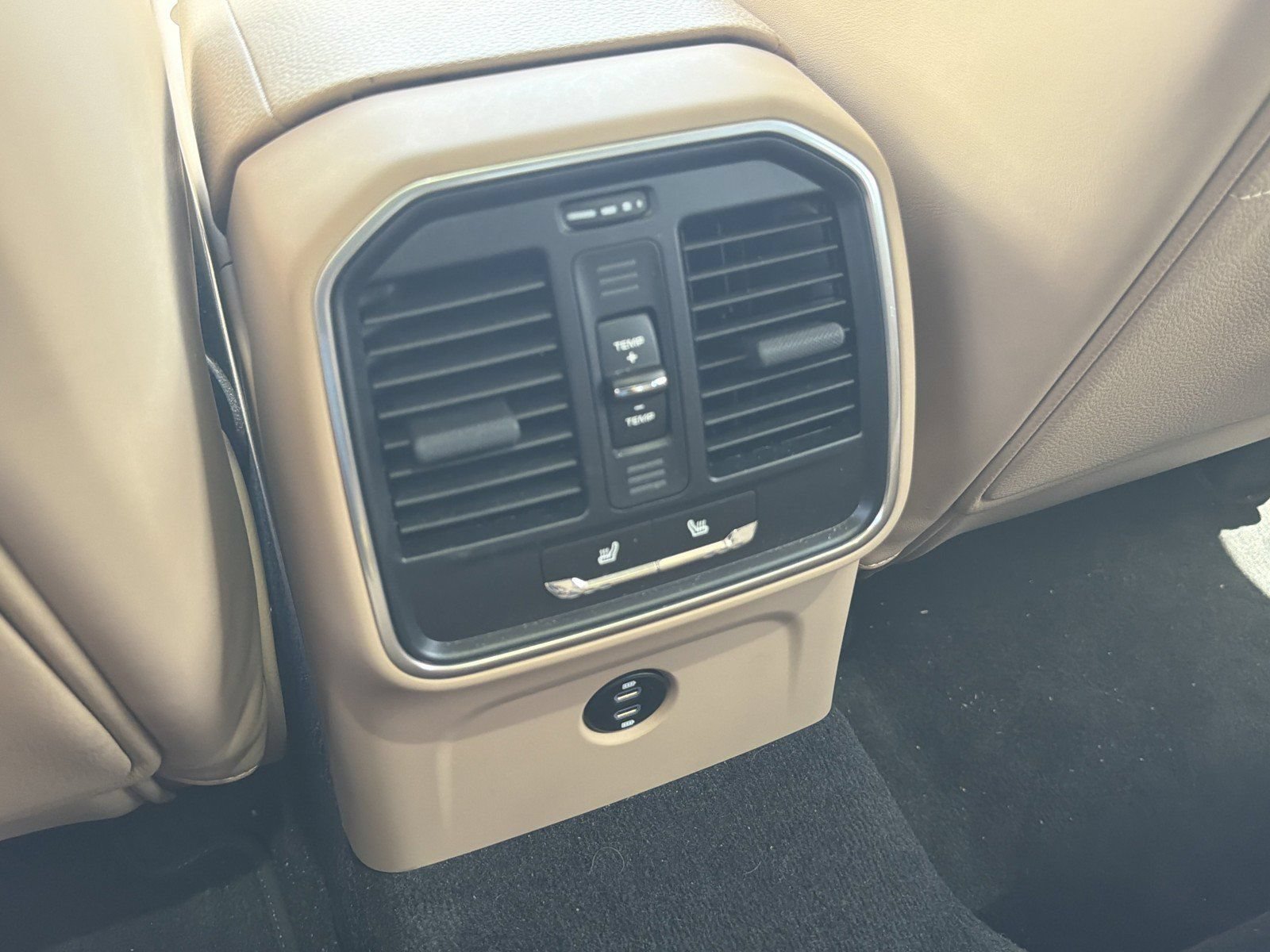 Used 2024 Porsche Macan AWD/4WD image 18