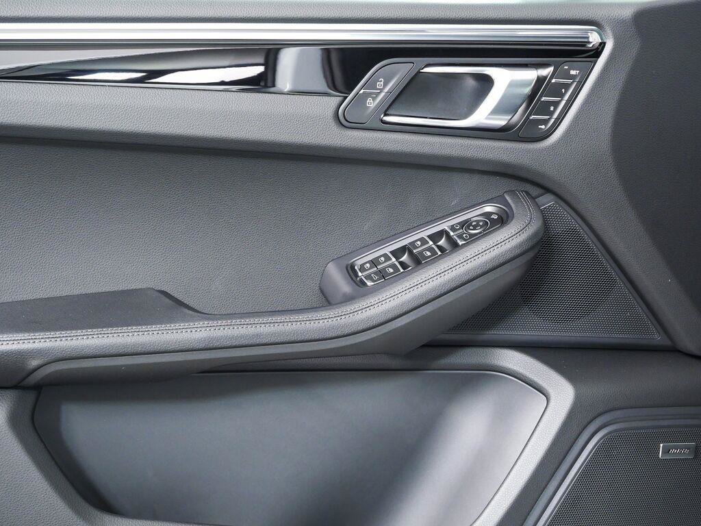 Certified 2026 Porsche Macan Turbo AWD/4WD image 6