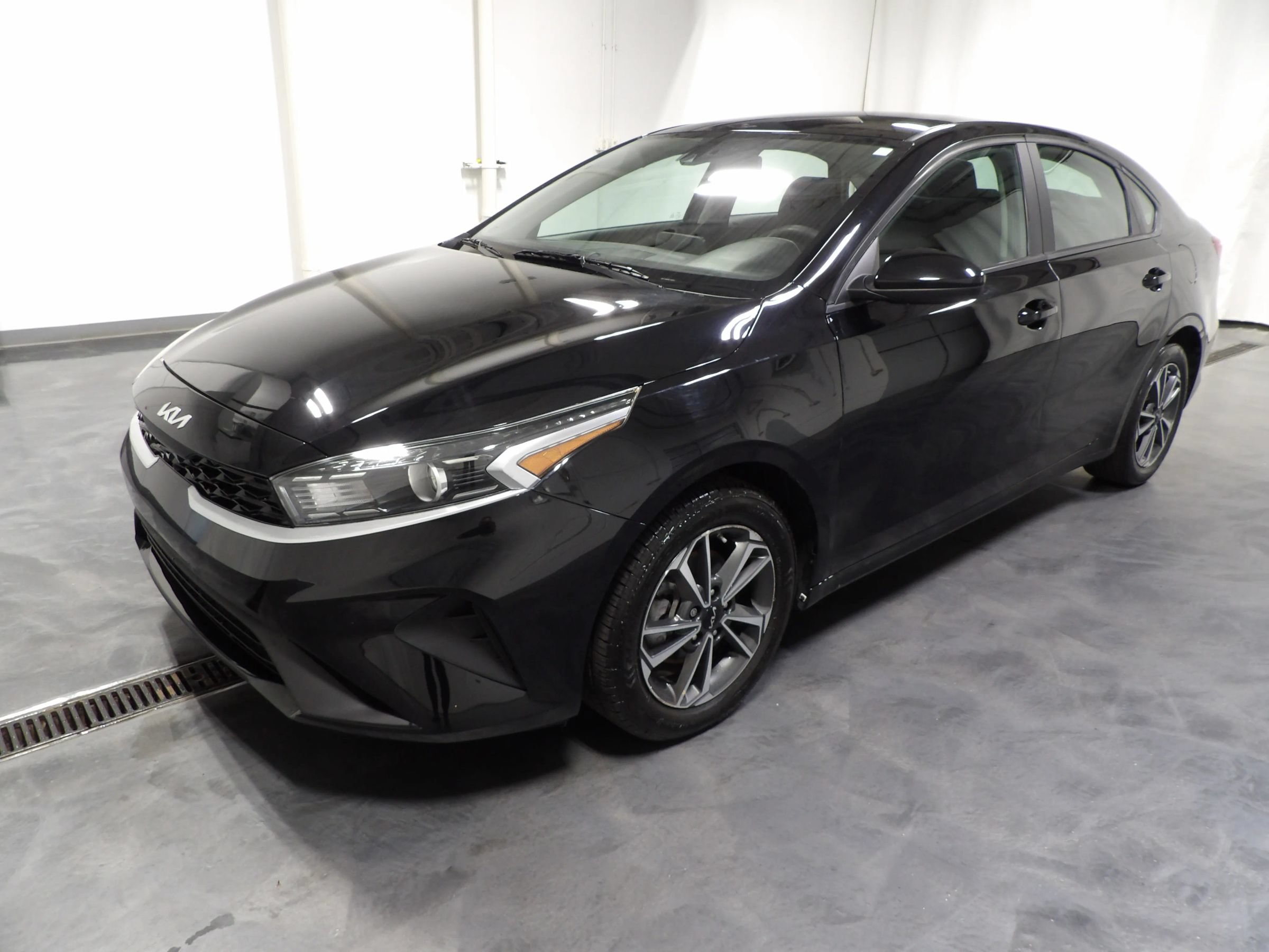 Used 2024 Kia Forte LXS FWD image 3