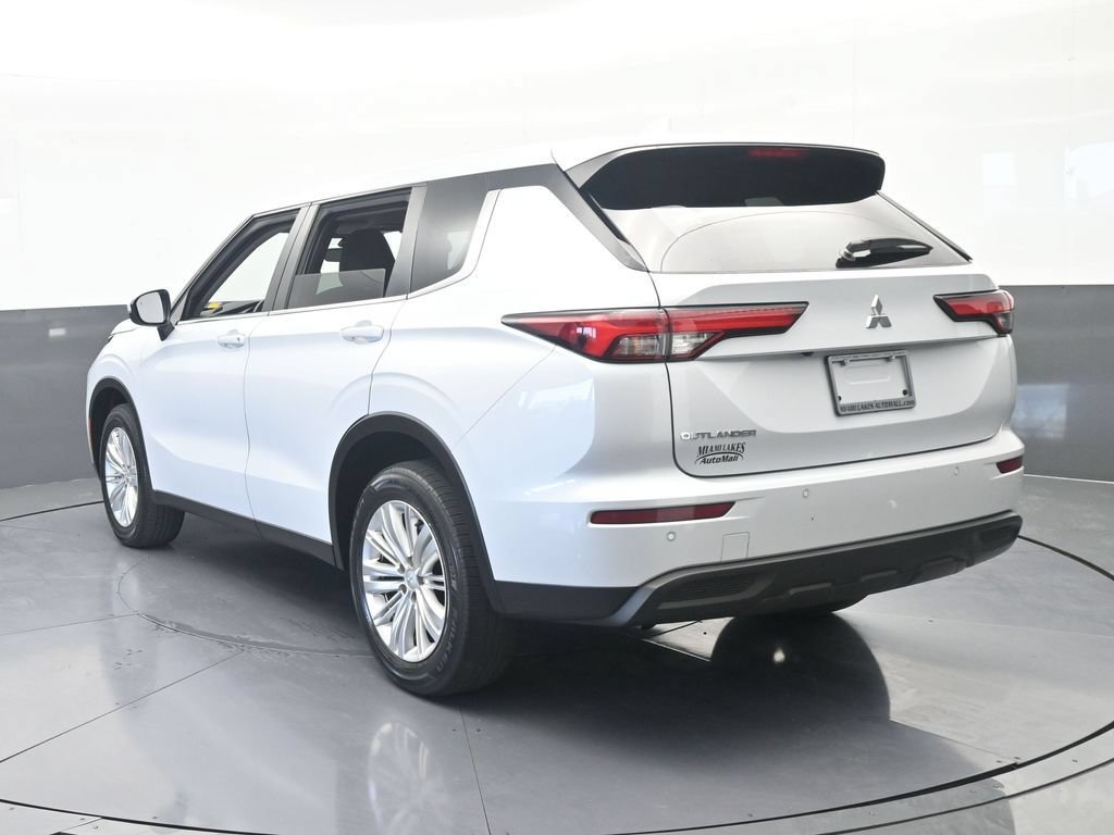 Used 2024 Mitsubishi Outlander ES FWD image 4