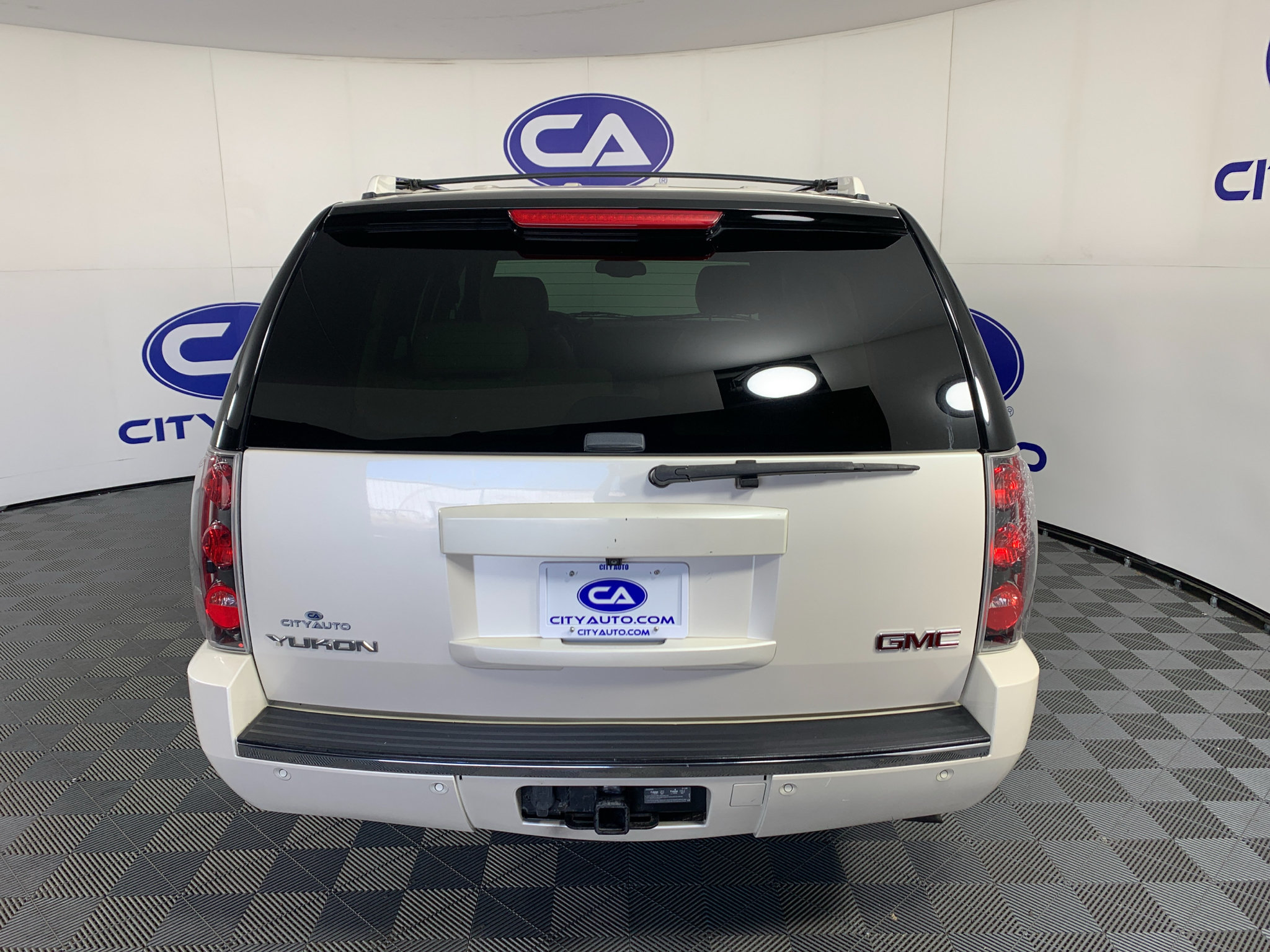 Used 2014 GMC Yukon Denali RWD image 4