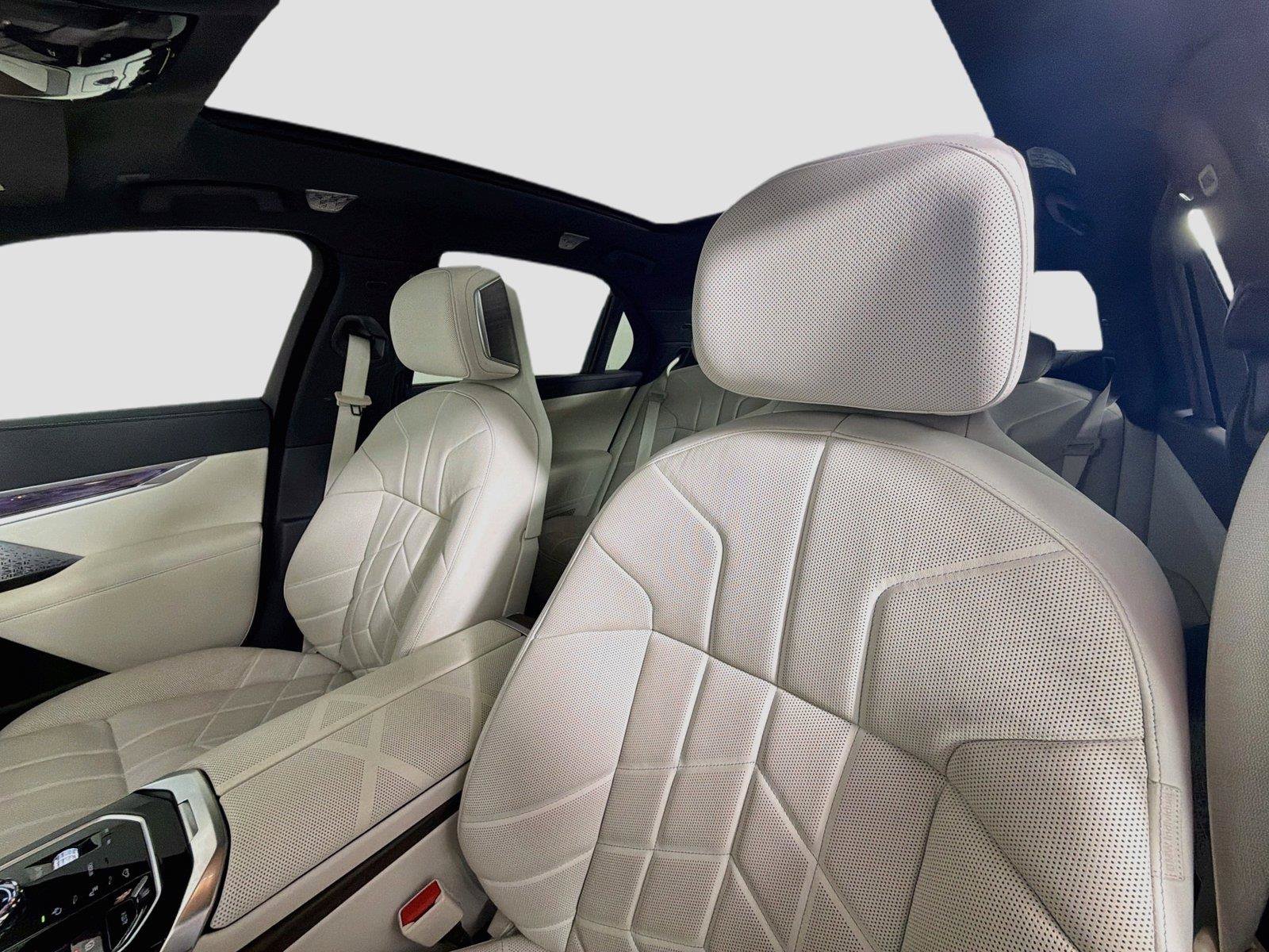 Used 2024 BMW 740i xDrive w/ Premium Package AWD/4WD image 21