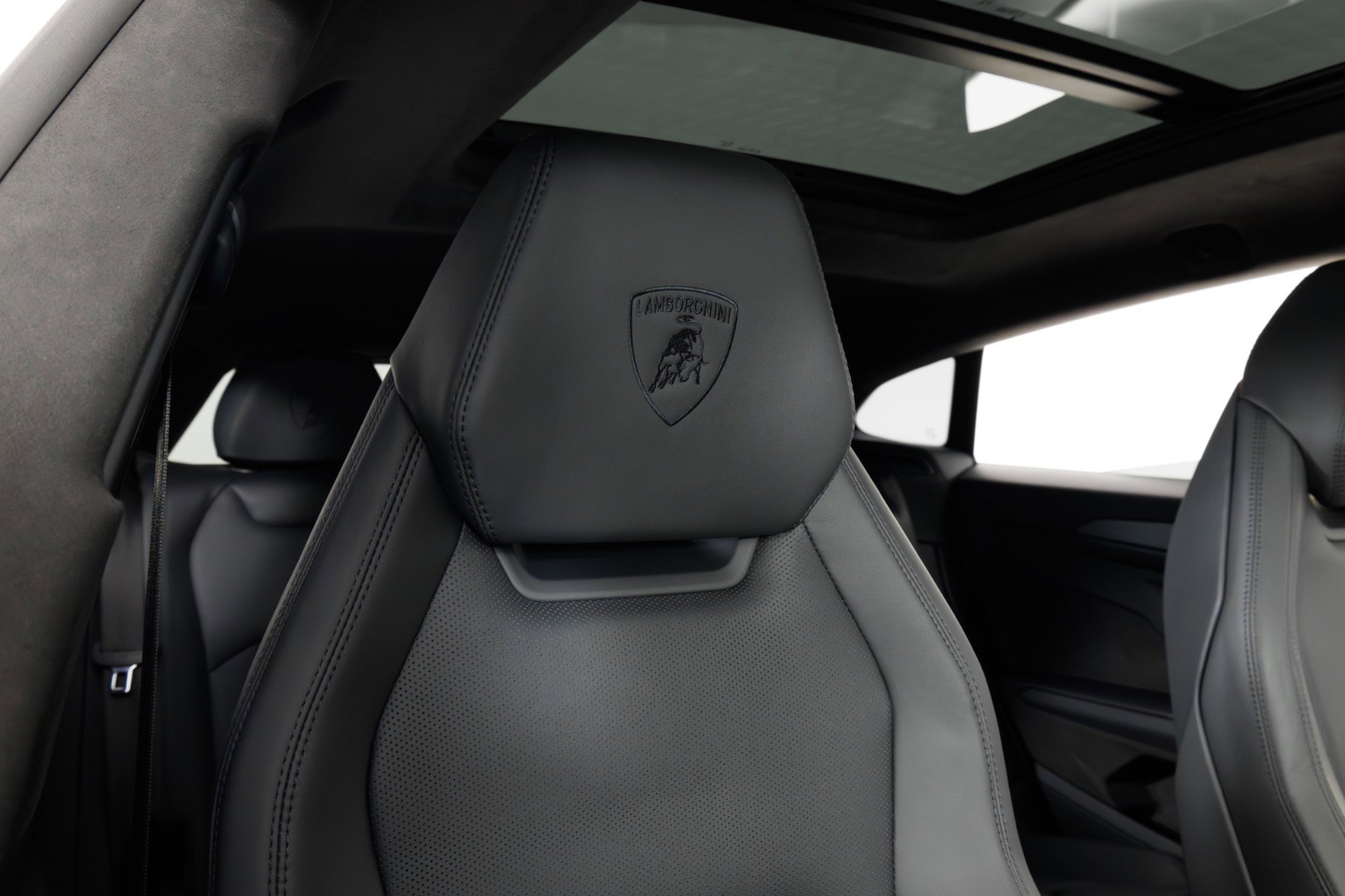 Used 2025 Lamborghini Urus SE AWD/4WD image 38